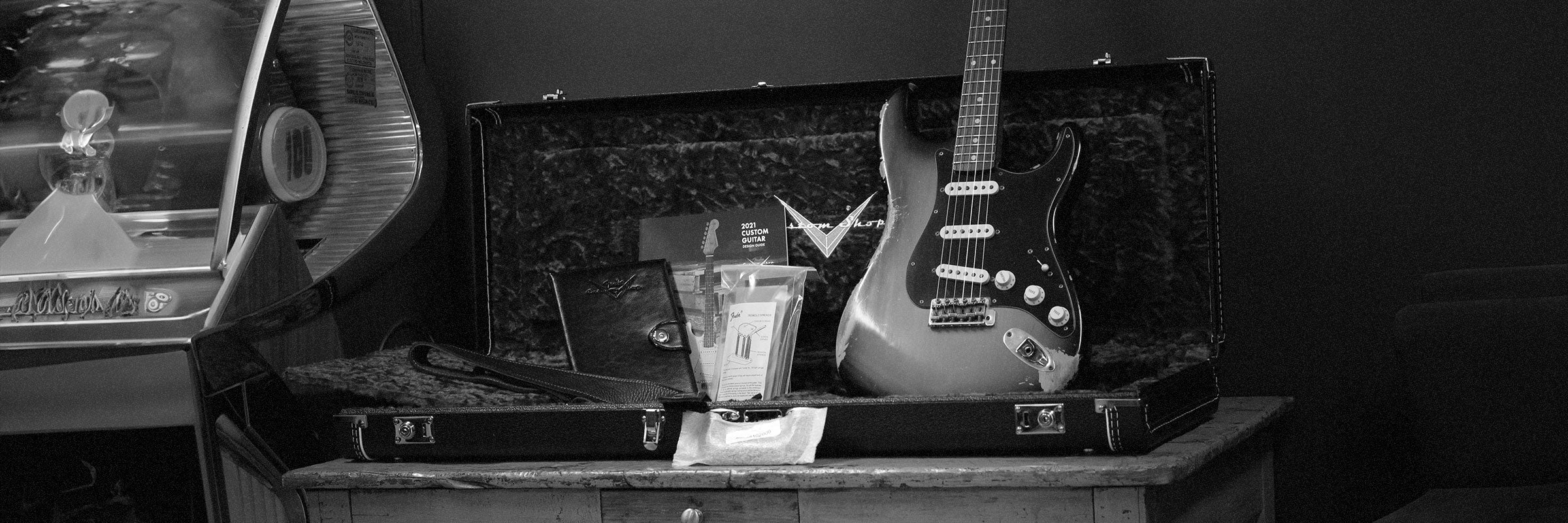 Foto real de una Guitarra eléctrica con estuche y accesorios