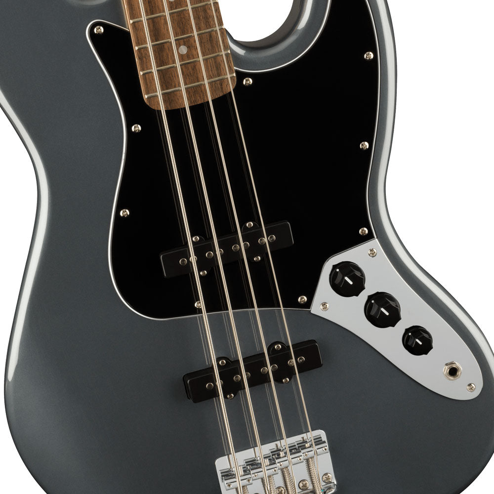 Bajo Fender SQUIER 0378601569 Affinity Series Jazz Bass Black Pickguard Charcoal Frost Metallic